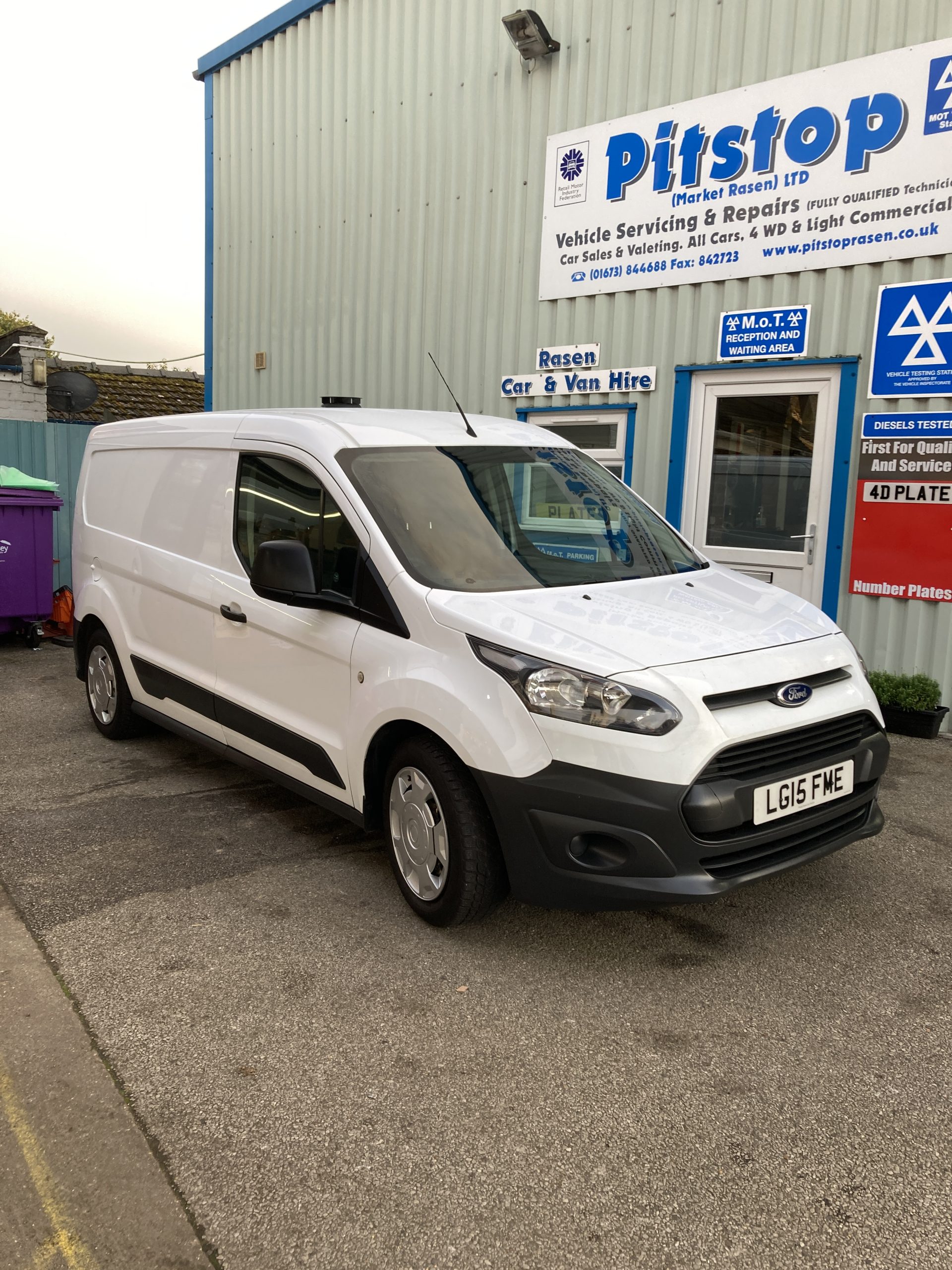 FORD TRANSIT CONNECT LONG WHEELBASE IN WHITE £5700includes vat without racking/equipment  in back RegLG15LAA